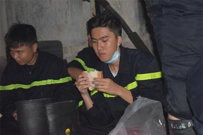 Chữa cháy trong cảng Sài Gòn: “Mai em thi Hóa, Lý” - Ảnh 3.