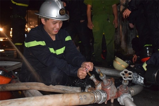 Chữa cháy trong cảng Sài Gòn: “Mai em thi Hóa, Lý” - Ảnh 4.