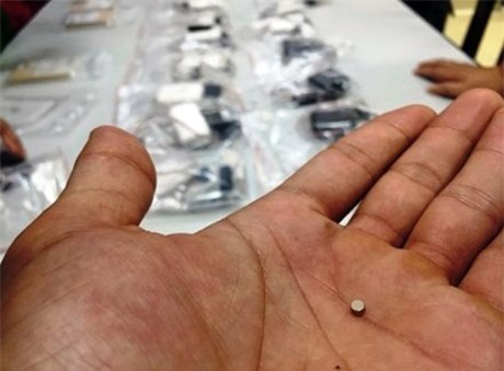 Kích thước tai nghe siêu nhỏ chỉ có thể phát hiện nếu giám thị quan sát kỹ hành vi của thí sinh để phát hiện gian lận
