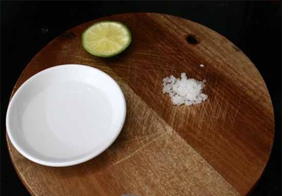 9 cách làm sạch đồ dùng với chanh các bà nội trợ không được quên - Ảnh 4.