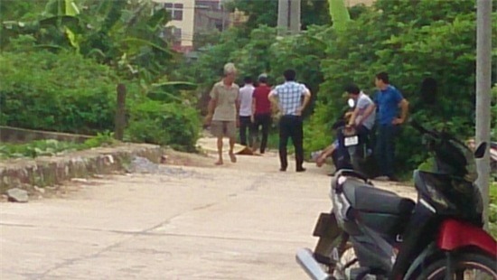 Hà Nội: Nam thanh niên chết bất thường bên vệ đường - Ảnh 1.
