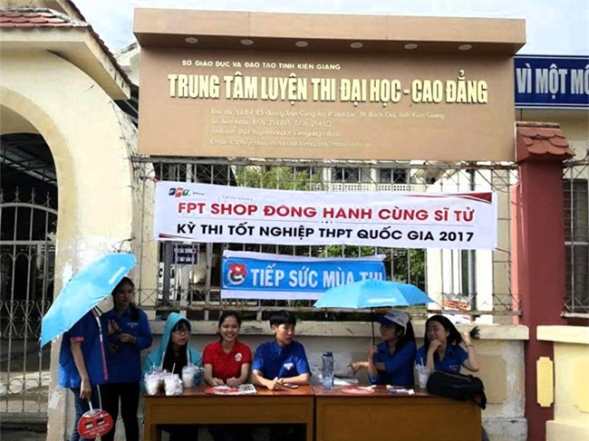 Gạt nước mắt khóc cha hứa thi đỗ trong kỳ tốt nghiệp - Ảnh 1.