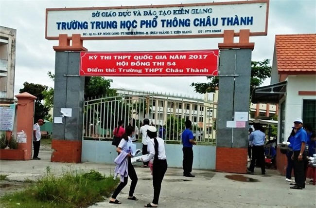 Gạt nước mắt khóc cha hứa thi đỗ trong kỳ tốt nghiệp - Ảnh 2.