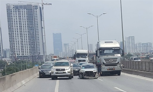 Xe container va cham oto con, duong vanh dai 3 un tac hon 2 gio hinh anh 1