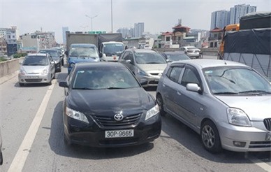 Xe container va cham oto con, duong vanh dai 3 un tac hon 2 gio hinh anh 2