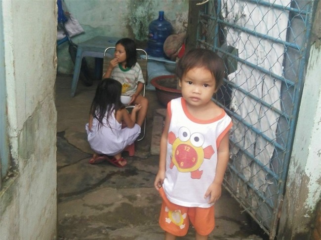 Ông ngoại của 6 đứa trẻ bị nhốt trong nhà, trần truồng gào khóc dưới mưa: Tôi không dám nhận tiền giúp đỡ của ai - Ảnh 11.