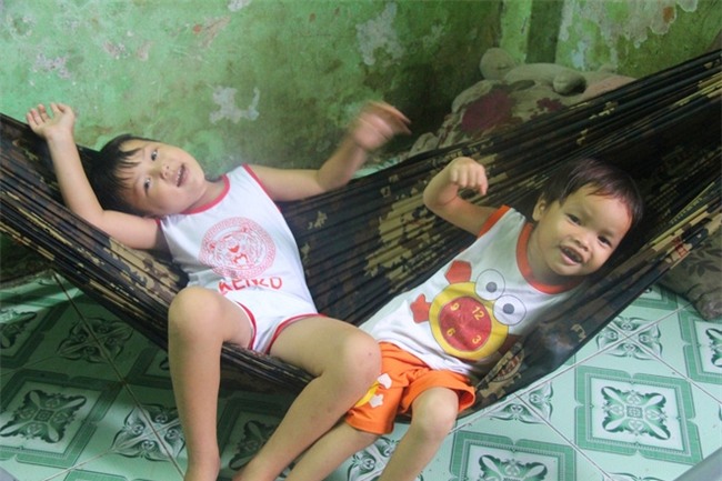 Ông ngoại của 6 đứa trẻ bị nhốt trong nhà, trần truồng gào khóc dưới mưa: Tôi không dám nhận tiền giúp đỡ của ai - Ảnh 12.