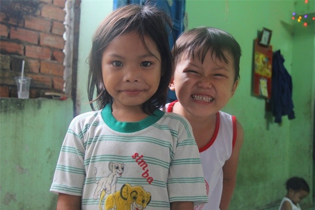 Ông ngoại của 6 đứa trẻ bị nhốt trong nhà, trần truồng gào khóc dưới mưa: Tôi không dám nhận tiền giúp đỡ của ai - Ảnh 19.