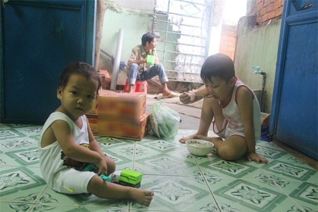 Ông ngoại của 6 đứa trẻ bị nhốt trong nhà, trần truồng gào khóc dưới mưa: Tôi không dám nhận tiền giúp đỡ của ai - Ảnh 7.