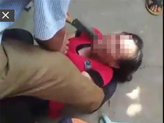 Clip: Người dân dí dao vào cổ người phụ nữ nghi bắt cóc trẻ em - 1