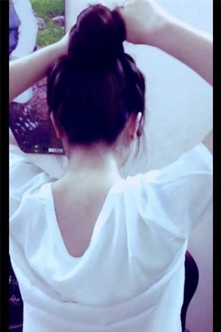 Nếu đi vắng mấy hôm, về nhà thấy kẹp tóc lạ xuất hiện trong phòng tắm, bạn sẽ phản ứng như thế nào? - Ảnh 3.