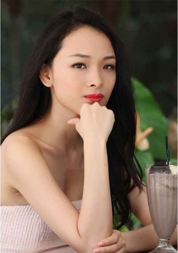 
Hoa hậu Trương Hồ Phương Nga có gương mặt trẻ trung với những đường nét gần giống ngôi sao điện ảnh Hoa ngữ Châu Tấn.
