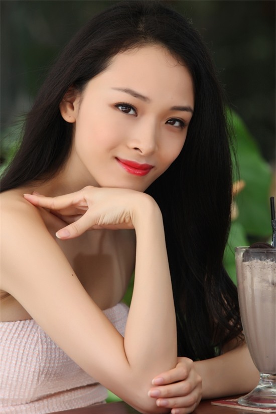 Thần thái yêu kiều của hoa hậu Trương Hồ Phương Nga hút mắt người đối diện.