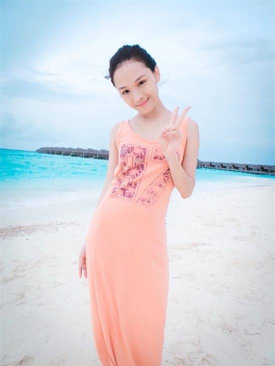 Vóc dáng của cô nhỏ nhắn và yêu kiều.