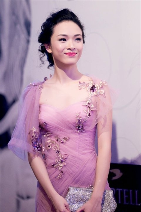 Khi đi sự kiện, trong những chiếc váy lộng lẫy, cô luôn là tâm điểm của mọi ống kính.