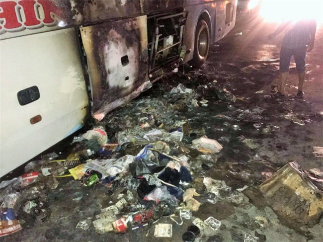 45 nguoi may man thoat khoi chiec xe giuong nam boc chay trong dem hinh anh 2