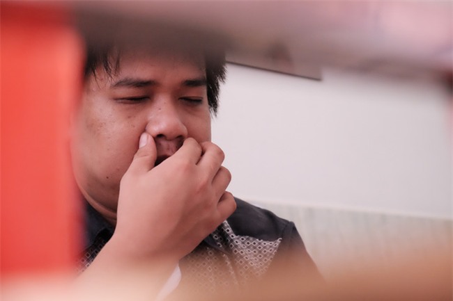 Những ngày sống trong lo sợ của cha mẹ bé gái có đôi mắt “xám tro” u ám - Ảnh 12.