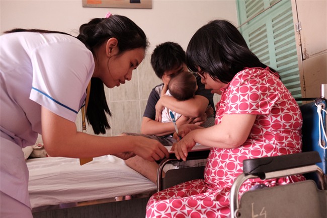 Những ngày sống trong lo sợ của cha mẹ bé gái có đôi mắt “xám tro” u ám - Ảnh 13.