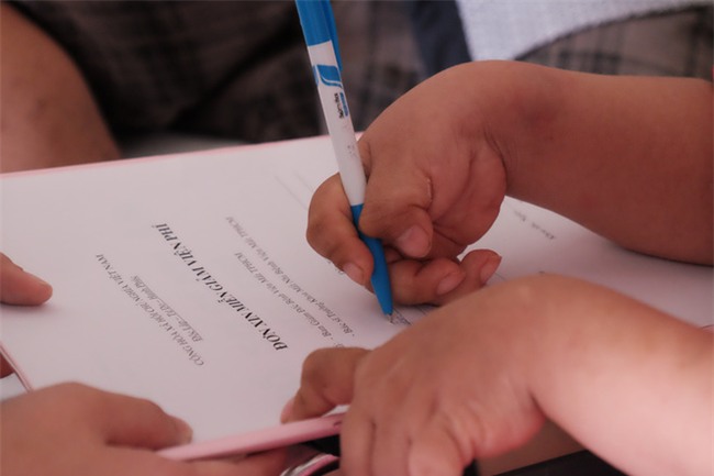 Những ngày sống trong lo sợ của cha mẹ bé gái có đôi mắt “xám tro” u ám - Ảnh 15.