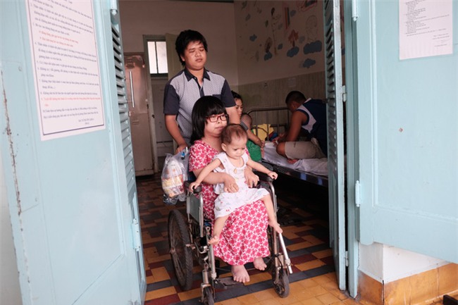 Những ngày sống trong lo sợ của cha mẹ bé gái có đôi mắt “xám tro” u ám - Ảnh 14.