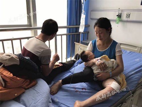 Bé trai 38 ngày tuổi cứu cả nhà thoát chết vụ lở đất kinh hoàng - 2