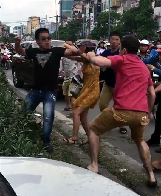 Một chọi hai mặc sự can ngăn của mọi người.