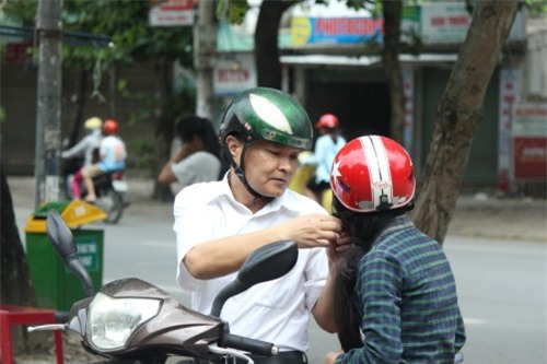 hinh anh xuc dong ve 'cuoc chien' o cong truong cua cac phu huynh - 1
