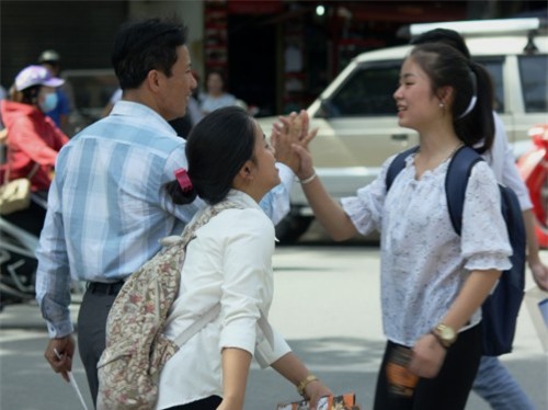 hinh anh xuc dong ve 'cuoc chien' o cong truong cua cac phu huynh - 10