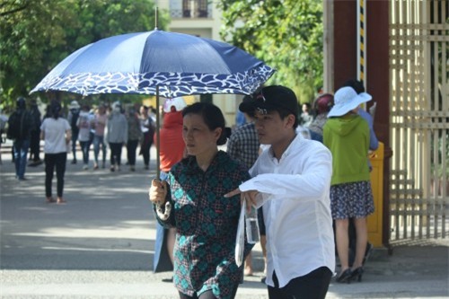 hinh anh xuc dong ve 'cuoc chien' o cong truong cua cac phu huynh - 11