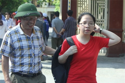 hinh anh xuc dong ve 'cuoc chien' o cong truong cua cac phu huynh - 12