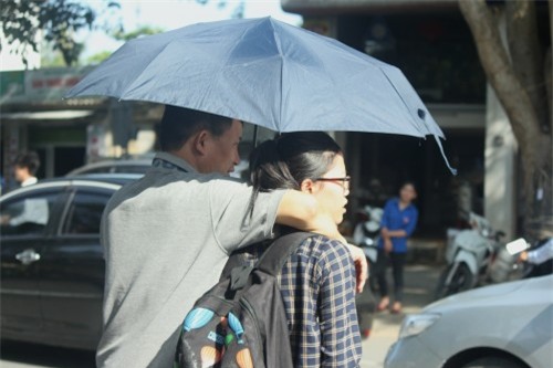 hinh anh xuc dong ve 'cuoc chien' o cong truong cua cac phu huynh - 13