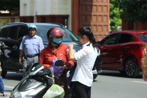 hinh anh xuc dong ve 'cuoc chien' o cong truong cua cac phu huynh - 2
