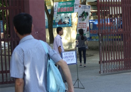 hinh anh xuc dong ve 'cuoc chien' o cong truong cua cac phu huynh - 3