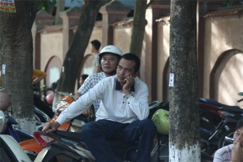 hinh anh xuc dong ve 'cuoc chien' o cong truong cua cac phu huynh - 5