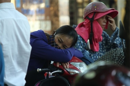 hinh anh xuc dong ve 'cuoc chien' o cong truong cua cac phu huynh - 6