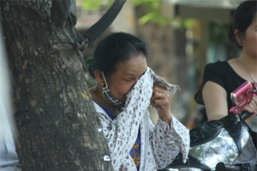 hinh anh xuc dong ve 'cuoc chien' o cong truong cua cac phu huynh - 7