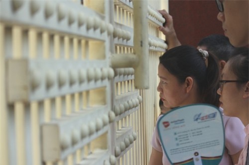 hinh anh xuc dong ve 'cuoc chien' o cong truong cua cac phu huynh - 9