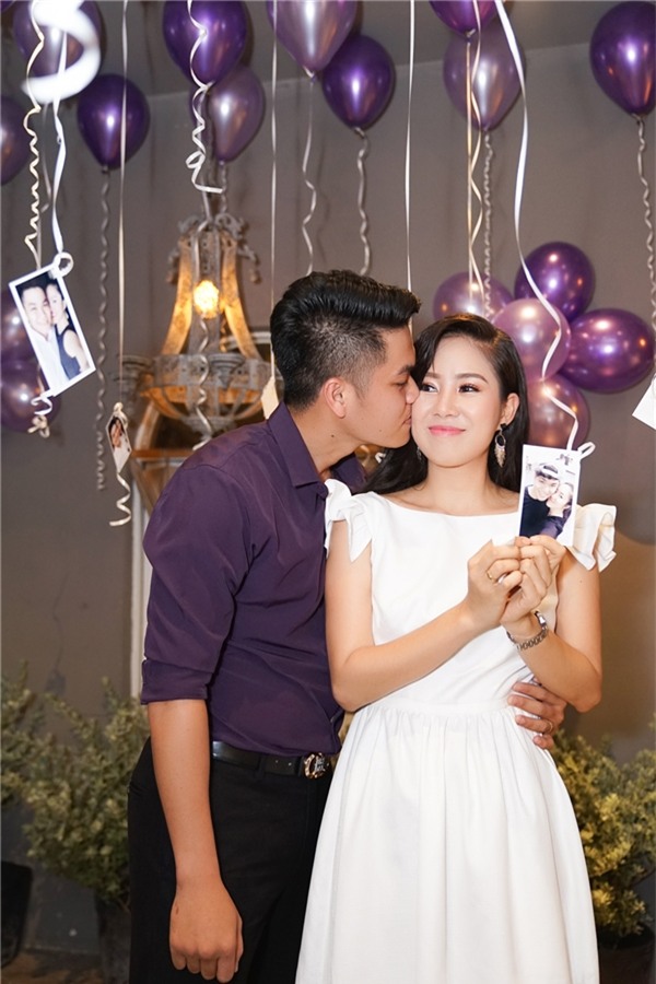 Cặp đôi không ngần ngại trao nhau nụ hôn trước mặt fan.&nbsp;Lê Phương xúc động và cảm ơn anh đã luôn âm thầm đồng hành cùng cô trong suốt thời gian vừa qua. - Tin sao Viet - Tin tuc sao Viet - Scandal sao Viet - Tin tuc cua Sao - Tin cua Sao