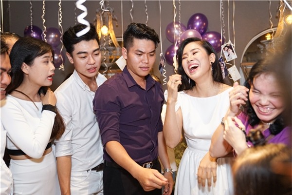 Cả hai tham gia các trò chơi cùng fan và còn thực hiện nhiệt tình các hình phạt mà mọi người yêu cầu. - Tin sao Viet - Tin tuc sao Viet - Scandal sao Viet - Tin tuc cua Sao - Tin cua Sao