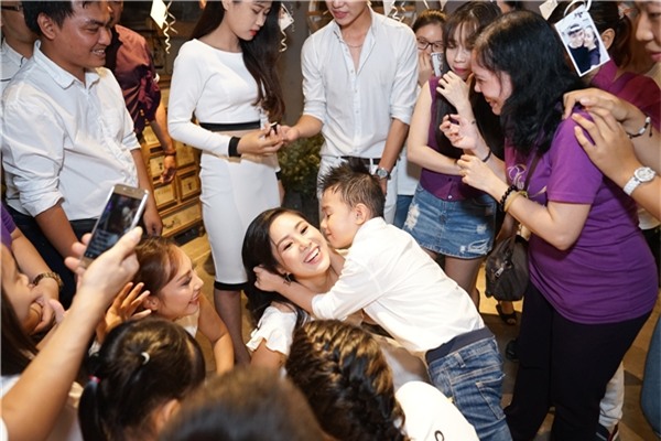 Con trai Lê Phương cũng thích thú tham gia trò chơi cùng mẹ. - Tin sao Viet - Tin tuc sao Viet - Scandal sao Viet - Tin tuc cua Sao - Tin cua Sao