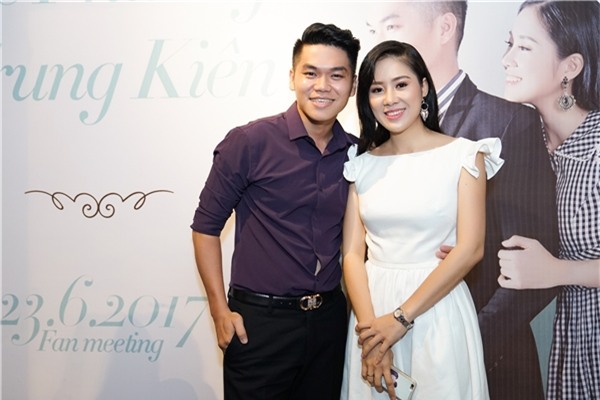 Cả hai xuất hiện 