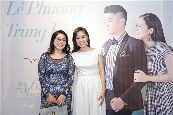 Mẹ Lê Phương và bé&nbsp;Cà Pháo cũng đến tham dự cùng nữ diễn viên. - Tin sao Viet - Tin tuc sao Viet - Scandal sao Viet - Tin tuc cua Sao - Tin cua Sao