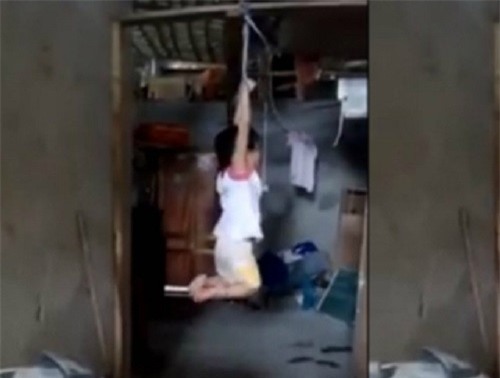 Cong an xac minh clip dua tre gao khoc khi bi treo len xa hinh anh 1