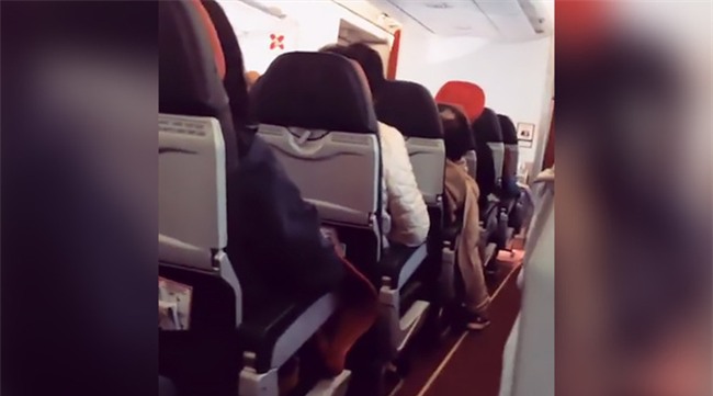 Máy bay AirAsia rung lắc như máy giặt, phi công khuyên hành khách hãy cầu nguyện - Ảnh 2.