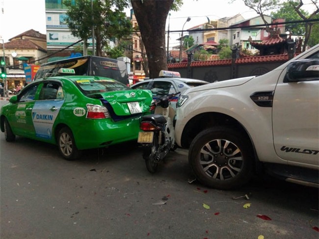 Hà Nội: Xe "điên" đâm 5 ô tô, xe máy, 3 người thương vong - 1