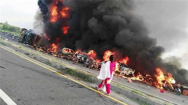 cháy xe chở dầu ở Pakistan