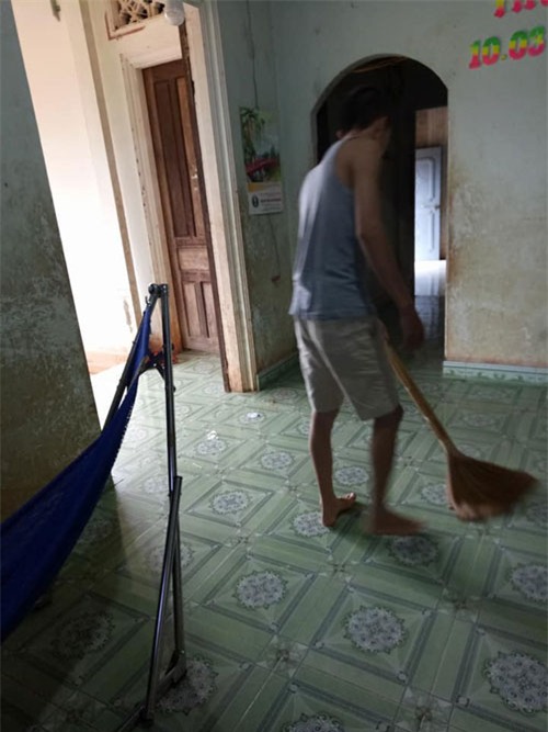 anh hot mang xa hoi: chi em tron xoe mat voi chang re ngoi nho toc bac cho me vo - 1