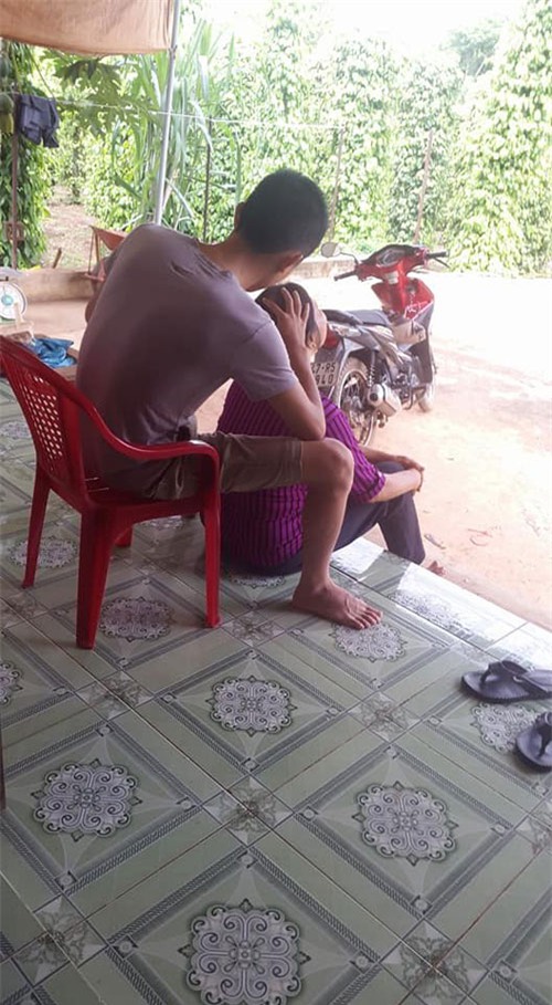 anh hot mang xa hoi: chi em tron xoe mat voi chang re ngoi nho toc bac cho me vo - 2