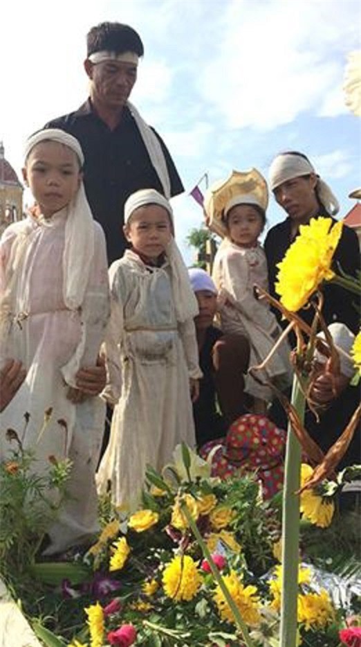 am anh mau trang khan tang cua 3 be tho khi bo chet vi tai nan, me mat do benh ung thu - 2