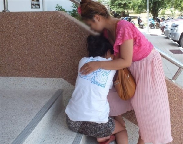 thieu mot nua tien cuoi, bi nha gai doi hoi, nha trai keo nhau ve khien co dau uat qua ngat xiu - 7